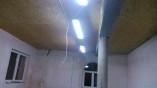 Zamontowana podbitka pod sufitem i instalacja elektryczna