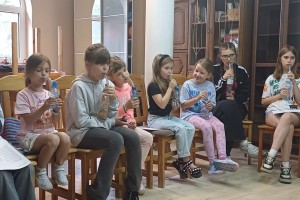 „Warsztaty muzyczno-wokalne oraz  leni koncert Chóru Dziecięcego Biedronki podczas pikniku wiejskiego  w Niewieścinie  ”